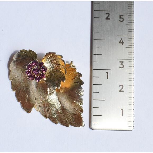 Vintage gold tone leaf pin brooch with purple rhinestones flower nature fairy - Picture 3 of 6